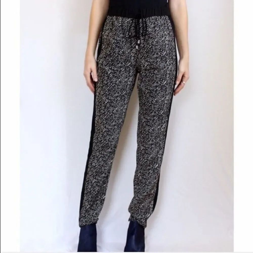 ✨Pattern Print Tie Waist Track Pants
VINCE CAMUTO✨